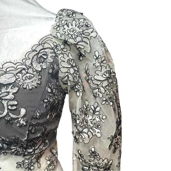 Elegant Floral Lace Blouse in Black and white - Picture 3 of 4